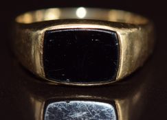 A 9ct gold signet ring set with onyx, 3.2g, size O