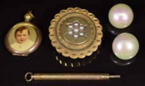 Victorian mourning brooch set with split pearls verso a locket compartment (15g), a pair of