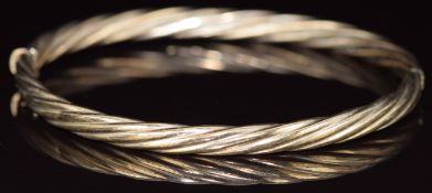 A 9ct gold bangle with ridged decoration, 8g, 6.5 x 5.2cm