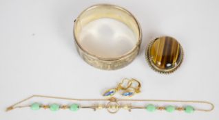 A silver bangle, tiger's eye brooch, 9ct gold necklace and earrings