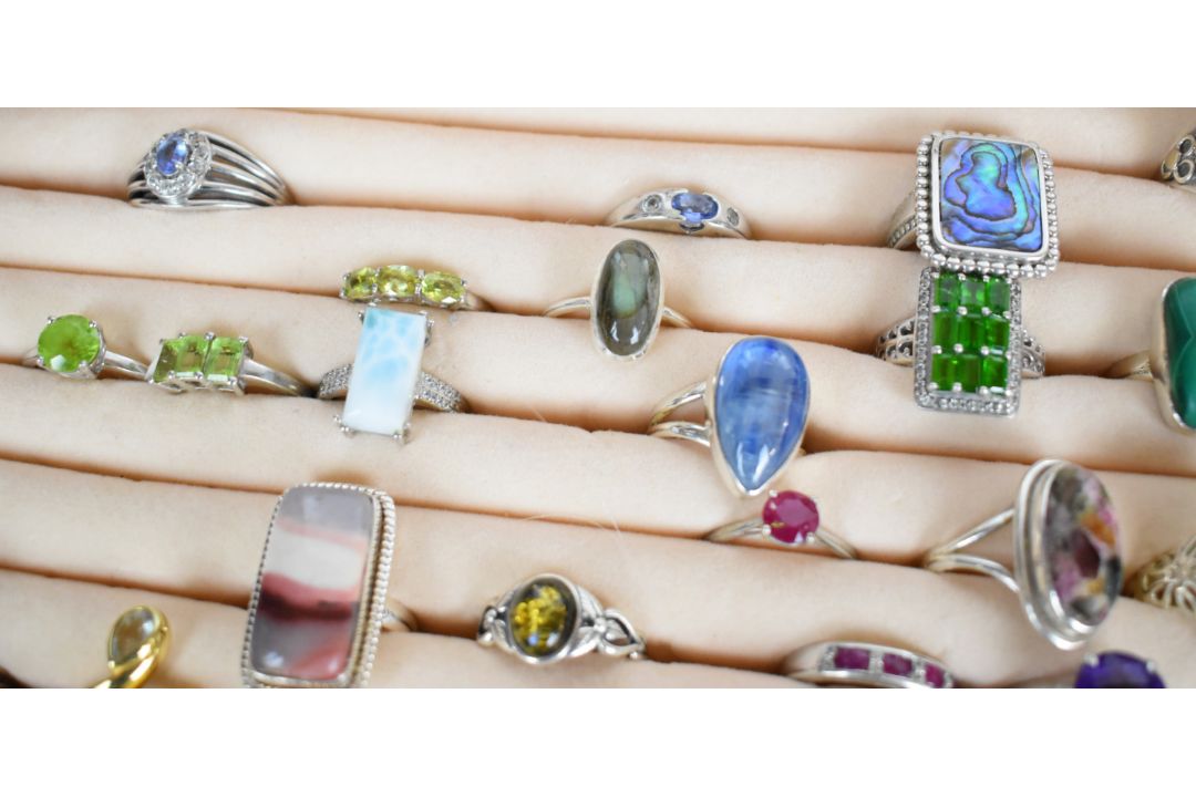 Seventy silver rings including malachite, pressed amber, spinel, amethyst, opal, quartz, garnet, - Image 7 of 9