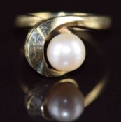 A 9ct gold ring set with a cultured pearl in a twist setting, 2.9g, size J