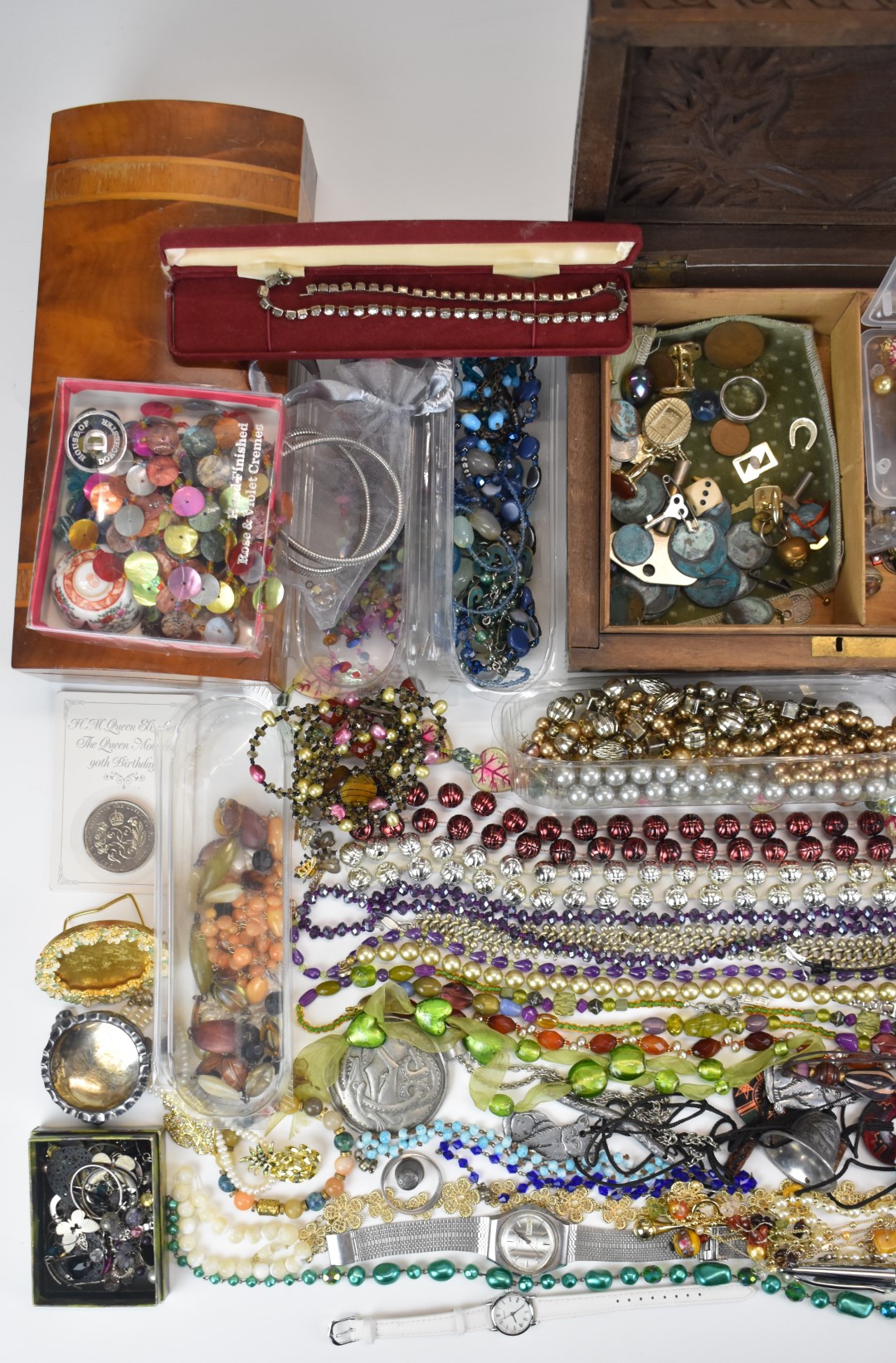 A collection of jewellery and necklaces including beaded, glass, garnet, amethyst and freshwater - Image 2 of 3