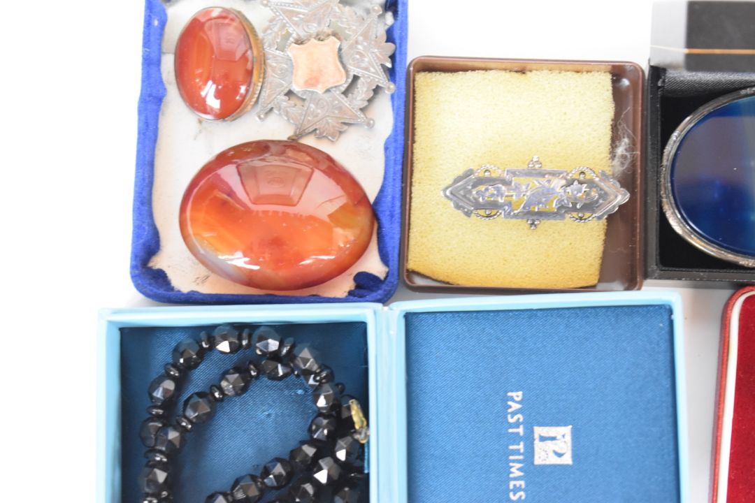 A collection of jewellery including jet necklace, silver ring set with marcasite, agate brooch, - Image 5 of 7