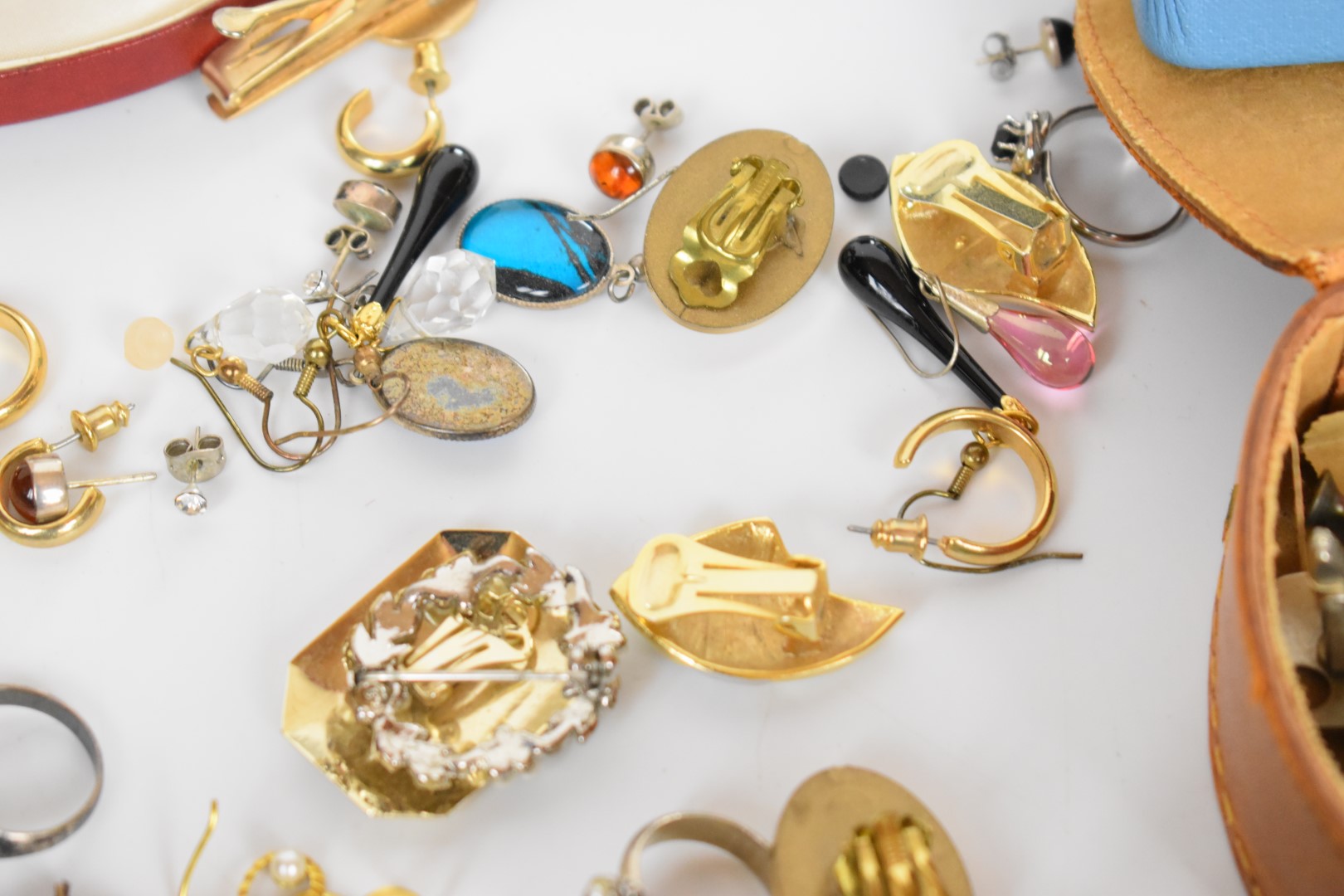 A collection of jewellery including Florenza brooch, Miracle pendant, Sphinx pendant, six silver - Image 12 of 12