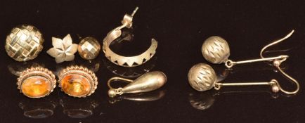 Two pairs of 9ct gold earrings and four single 9ct gold earrings, 6.4g