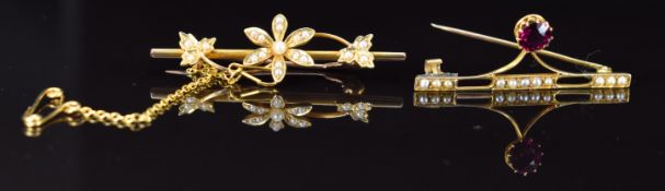 Edwardian 15ct gold brooch in the form of a flower set with seed pearls (3g) and an Edwardian 9ct