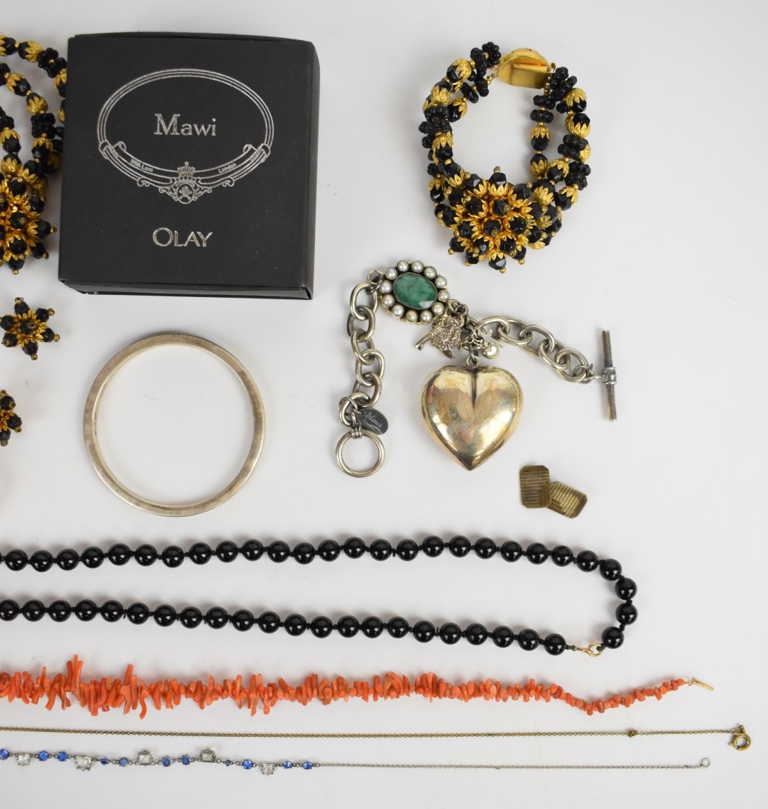 A suite of 1960's costume jewellery comprising earrings, necklace and bracelet, glass necklace - Image 3 of 6