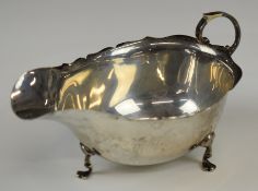 Walker & Hall George VI hallmarked silver sauce boat raised on three feet, Sheffield 1939, length