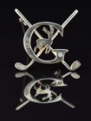 A 9ct gold brooch in the form of golf clubs, 4.9g, 3cm