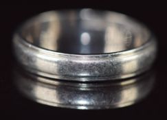 An 18ct white gold wedding band /  ring, 3.3g, size M
