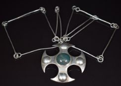 Hallmarked silver necklace set with a bloodstone cabochon, marked Mesa, London 1976, 26.4g