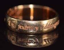 A 9ct gold Welsh love ring engraved 'un fodrwy I ddangos ein cariad, un fodrwy i'n clymu', 6.6g,