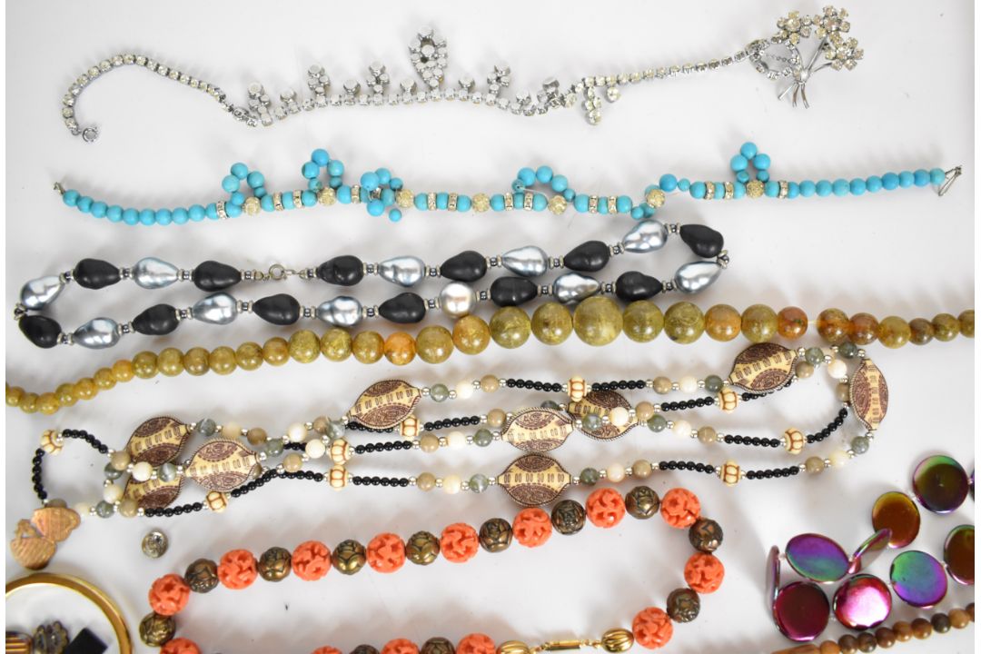 A collection of jewellery including diamanté necklace, paste brooch, agate cabochon, mizpah - Image 4 of 9