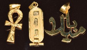 Three 18ct gold pendants, one Egyptian, one an Arabic character and the other an ankh, 5.7g
