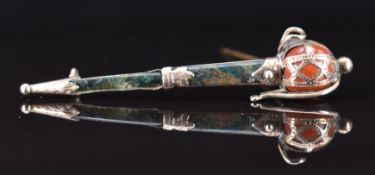 A 9ct rose gold brooch in the form of a sword set with moss agate and jasper, 6cm