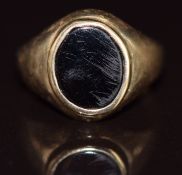 A 9ct gold signet ring set with hardstone, 2.1g, size G