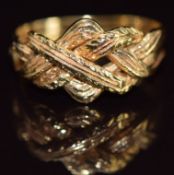 An 18ct gold puzzle ring with engraved decoration, 4.6g, size N