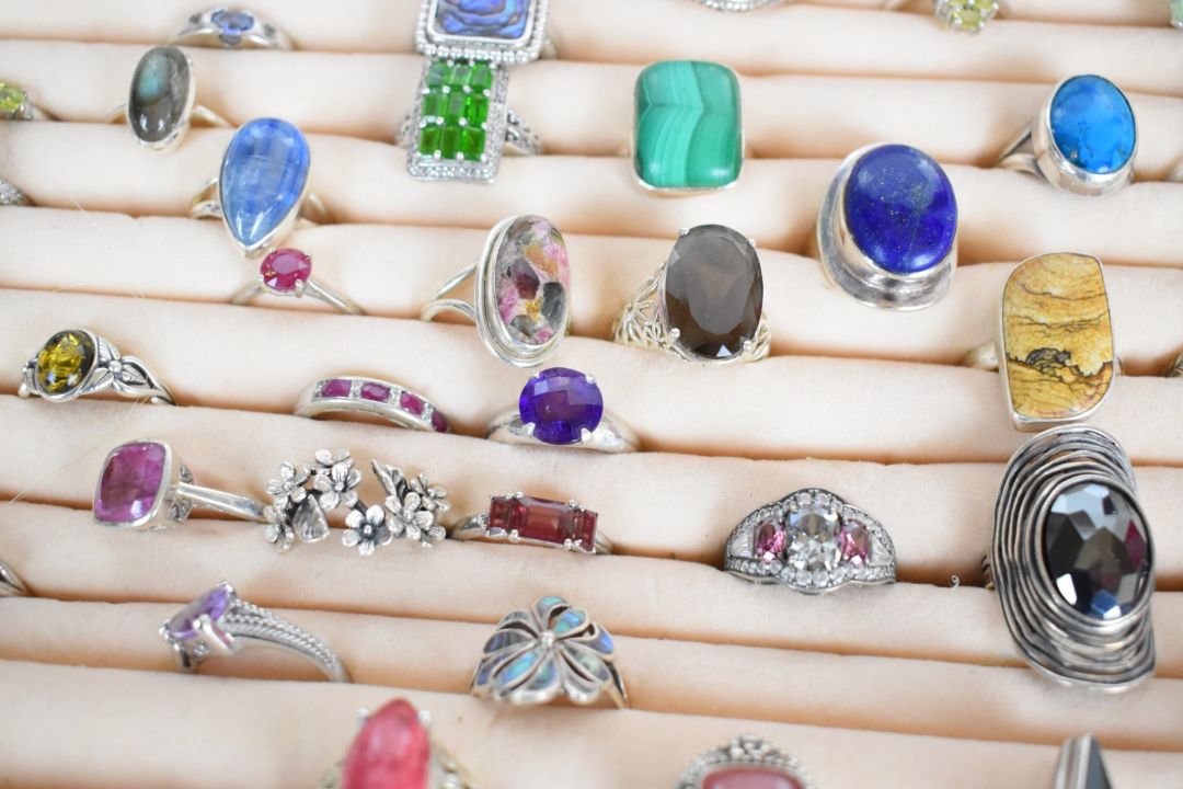 Seventy silver rings including malachite, pressed amber, spinel, amethyst, opal, quartz, garnet, - Image 6 of 9