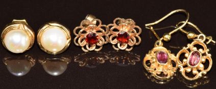 Three pairs of 9ct gold earrings including two set with garnets and one with faux pearls, 5.7g