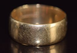 A 9ct gold wedding band / ring, 6.7g, size U