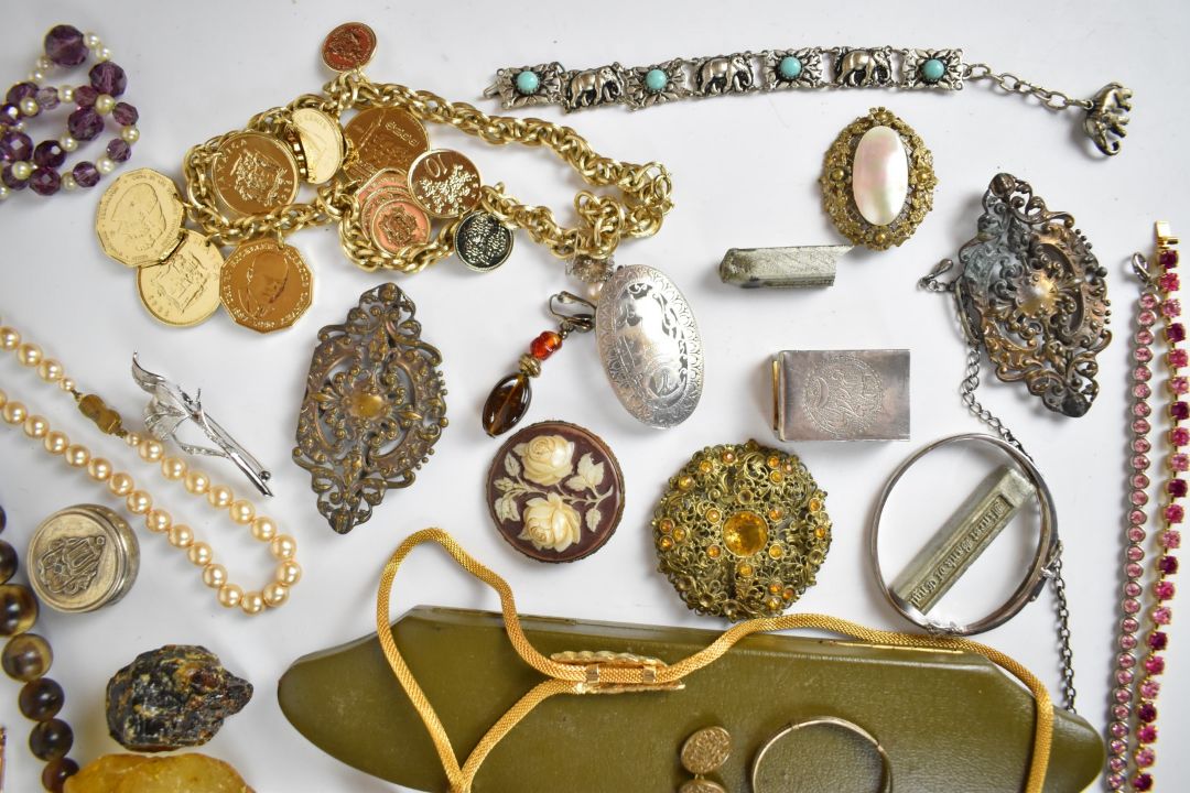 A collection of jewellery including diamanté necklace, paste brooch, agate cabochon, mizpah - Image 6 of 9