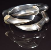 A silver bangle in the form of three claws, stamped with maker K and 925, 95.4g