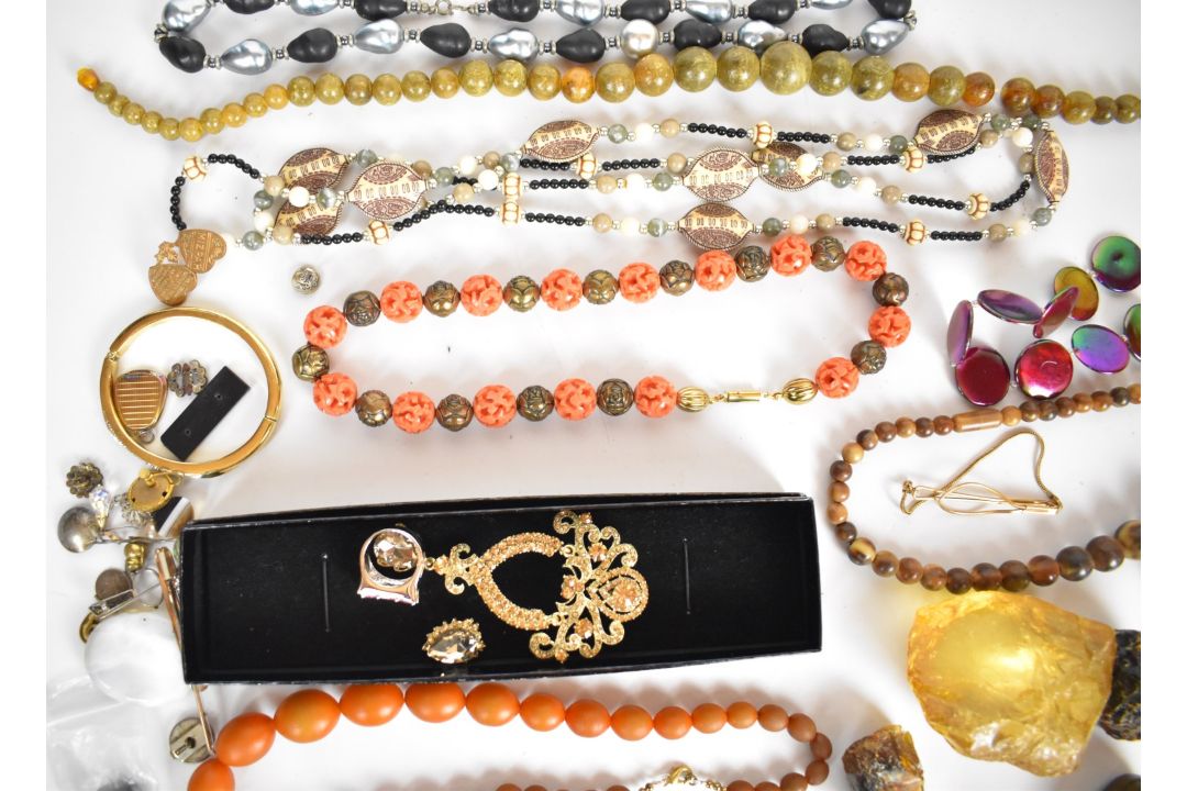 A collection of jewellery including diamanté necklace, paste brooch, agate cabochon, mizpah - Image 3 of 9