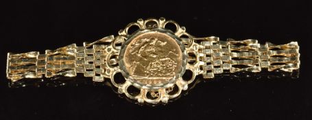 1982 gold half sovereign set into a 9ct gold gate bracelet with heart padlock clasp, 10.8g, 18cm