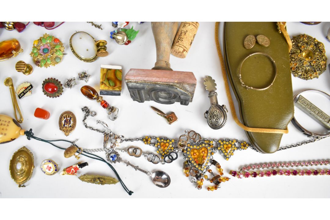 A collection of jewellery including diamanté necklace, paste brooch, agate cabochon, mizpah - Image 7 of 9