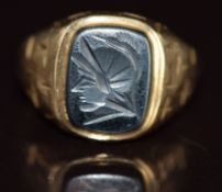 A 9ct gold signet ring set with hematite, 2.5g, size G