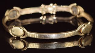 A 9ct gold bracelet made up of oval and elongated links, 11.5g