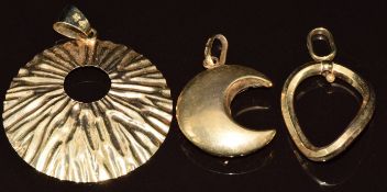Three 9ct gold pendants, 5.3g