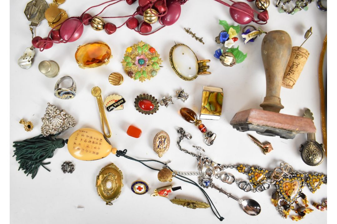 A collection of jewellery including diamanté necklace, paste brooch, agate cabochon, mizpah - Image 2 of 9