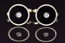 A pair of 14k gold cufflinks set with onyx and a diamond, 7.7g