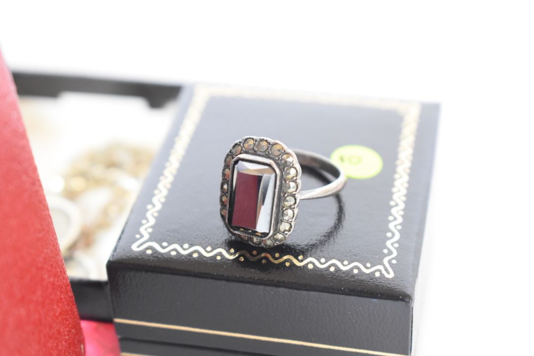 A collection of jewellery including jet necklace, silver ring set with marcasite, agate brooch, - Image 7 of 7