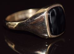 A 9ct gold ring set with onyx, 4.4g, size Z