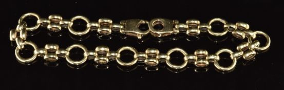 A 9ct gold bracelet made up of circular and oval links, 8.3g, 20cm