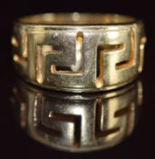 A 14k gold ring in Greek key design 6.4g, size M