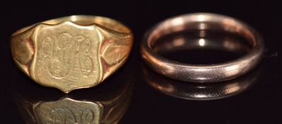 Art Deco 18ct gold signet ring (Chester 1930, 3.5g, size Q) and a 9ct rose gold wedding band (3g,
