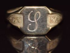 A 9ct gold signet ring, 2.8g, size T