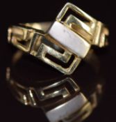A 14k gold bi-coloured ring in Greek key design, 3g, size P