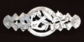 A hallmarked silver sweetheart brooch in the form of an anchor and foliage, Birmingham 1910, 4cm