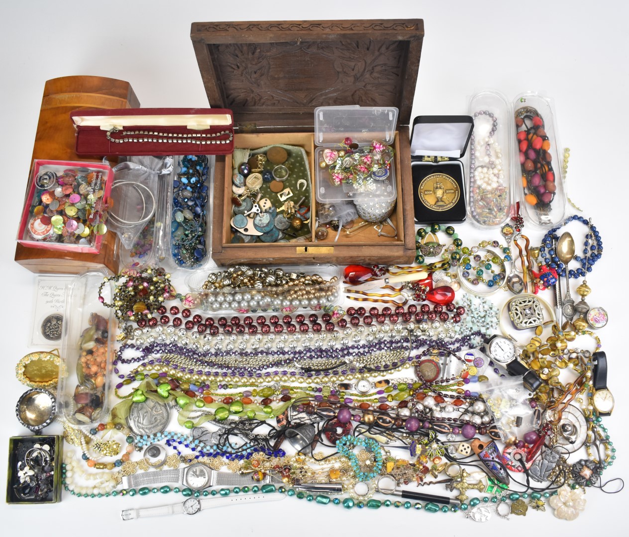 A collection of jewellery and necklaces including beaded, glass, garnet, amethyst and freshwater