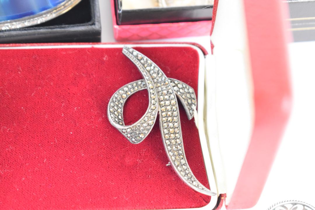 A collection of jewellery including jet necklace, silver ring set with marcasite, agate brooch, - Image 4 of 7