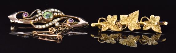 Edwardian 15ct gold brooch in the form of three ivy leaves (2.6g) and an Edwardian Suffragette 9ct