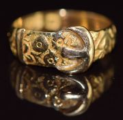 An 18ct gold buckle ring with engraved decoration, 2.7g, size H
