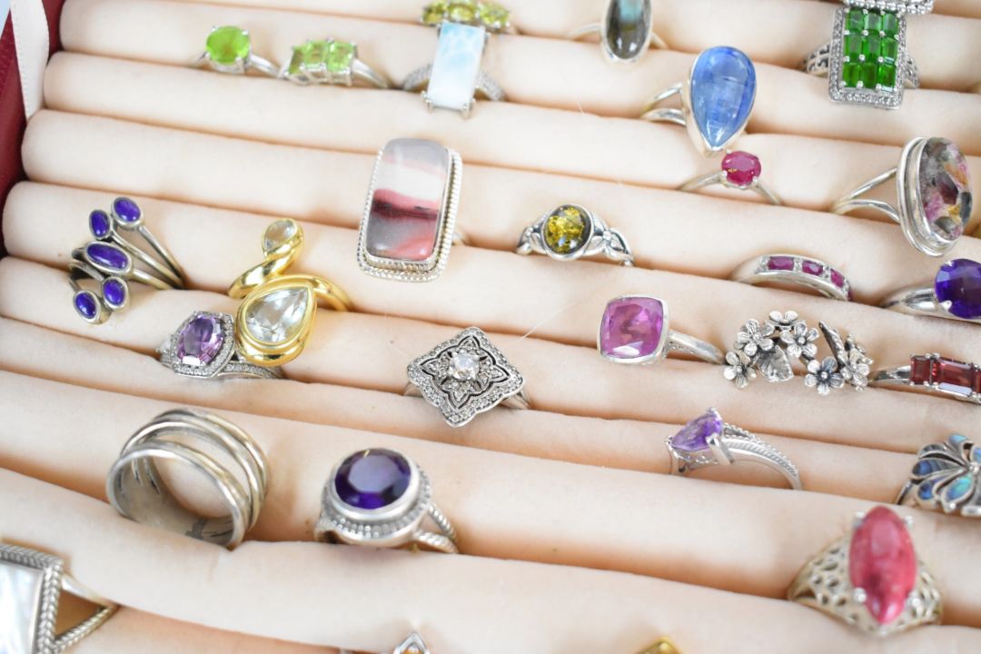 Seventy silver rings including malachite, pressed amber, spinel, amethyst, opal, quartz, garnet, - Image 5 of 9