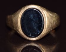 A 9ct gold signet ring set with onyx, 2.6g, size J