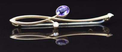 A 9ct gold brooch set with an oval cut amethyst and pearl, 2.5g, 5.4cm